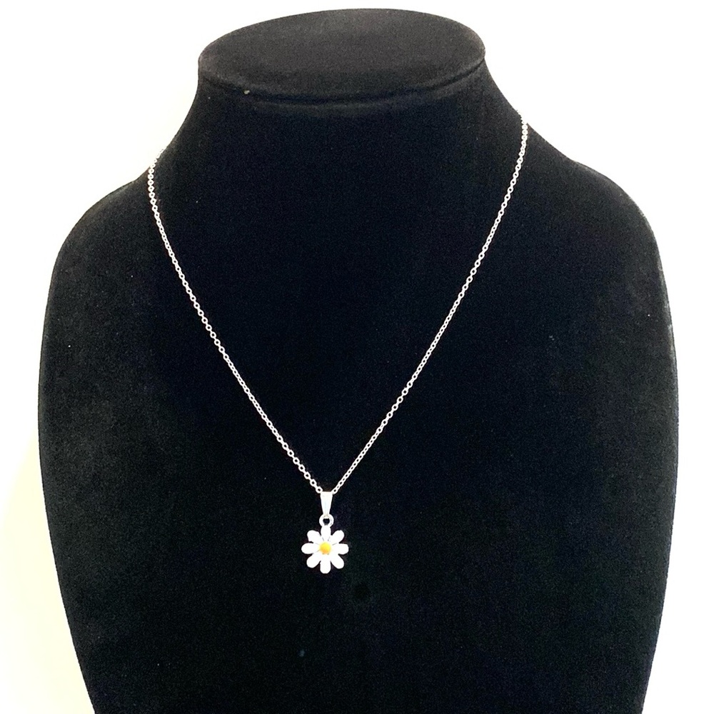 Daisy Pendant Necklace - Picture 2 of 8